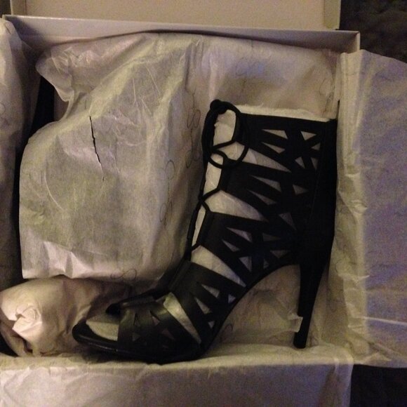 BNIB – Black “Emerita” Laser-cut Short Boots by Jessica Simpson - Picture 6 of 11